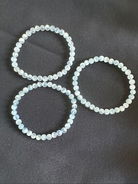 Aquamarine NWOT genuine gemstone stretch bracelet.  Appx. 6-3/4”